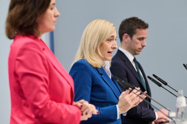 19 November 2025, Berlin: Nina Warken (C), German Minister of Health, and Dorothee Baer, Federal Minister of Research, Technology and Space hold a press conference following the launch meeting of the "Alliance post-infectious diseases: Long Covid and ME/CFS". Photo: Annette Riedl/dpa