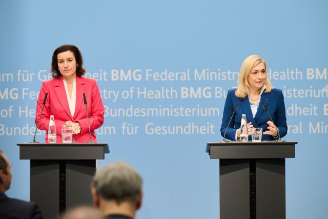 19 November 2025, Berlin: Nina Warken (R), German Minister of Health, and Dorothee Baer, Federal Minister of Research, Technology and Space hold a press conference following the launch meeting of the "Alliance post-infectious diseases: Long Covid and ME/CFS". Photo: Annette Riedl/dpa