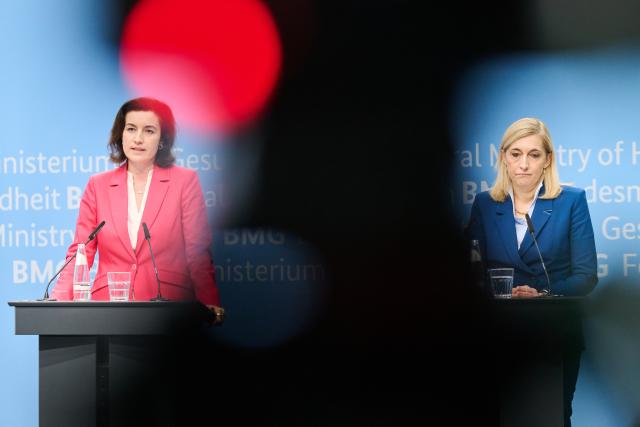 19 November 2025, Berlin: Nina Warken (R), German Minister of Health, and Dorothee Baer, Federal Minister of Research, Technology and Space hold a press conference following the launch meeting of the "Alliance post-infectious diseases: Long Covid and ME/CFS". Photo: Annette Riedl/dpa