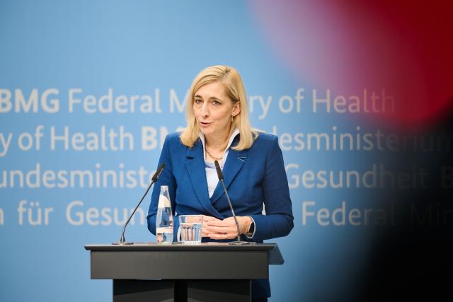 19 November 2025, Berlin: Nina Warken, German Minister of Health, attends a press conference following the launch meeting of the "Alliance post-infectious diseases: Long Covid and ME/CFS". Photo: Annette Riedl/dpa