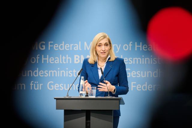 19 November 2025, Berlin: Nina Warken, German Minister of Health, attends a press conference following the launch meeting of the "Alliance post-infectious diseases: Long Covid and ME/CFS". Photo: Annette Riedl/dpa