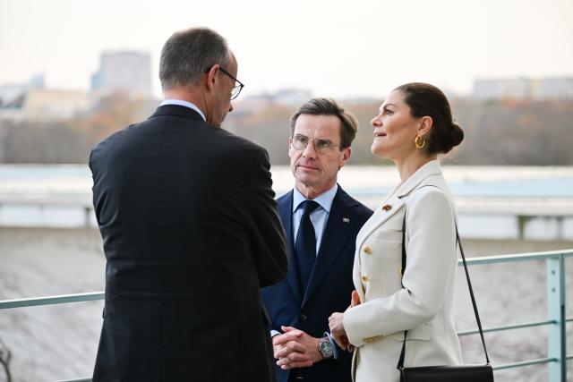 19 November 2025, Berlin: German Chancellor Friedrich Merz (L) talks to Swedish Prime Minister Ulf Kristersson (C) and Crown Princess Victoria of Sweden on the balcony of the Federal Chancellery. Photo: Sebastian Christoph Gollnow/dpa