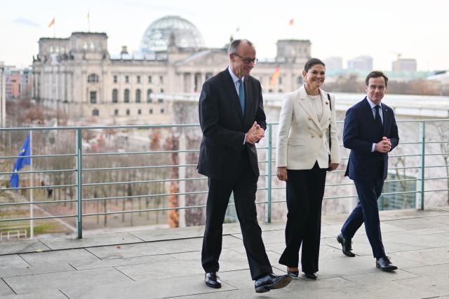 19 November 2025, Berlin: German Chancellor Friedrich Merz (L) walks with Swedish Prime Minister Ulf Kristersson (R) and Crown Princess Victoria of Sweden on the balcony of the Federal Chancellery. Photo: Sebastian Christoph Gollnow/dpa