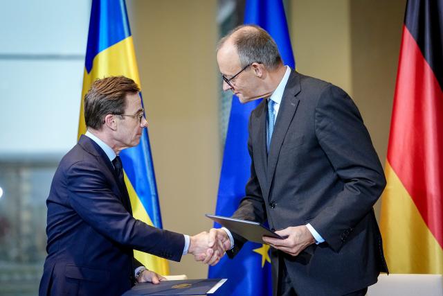 19 November 2025, Berlin: German Chancellor Friedrich Merz  and Swedish Prime Minister Ulf Kristersson exchange a declaration of intent on the innovation partnership between the two countries at the Federal Chancellery. Photo: Kay Nietfeld/dpa