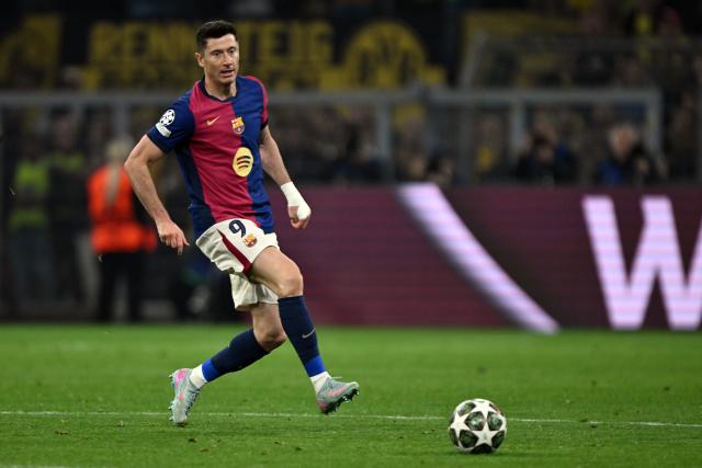 FILED - 15 April 2025, North Rhine-Westphalia, Dortmund: Barcelona's Robert Lewandowski plays the ball during the UEFA Champions League soccer match between Borussia Dortmund and FC Barcelona at Signal Iduna Park. Photo: Federico Gambarini/dpa