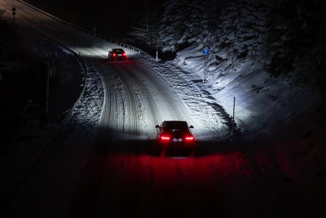 20 November 2025, Baden-Wuerttemberg, Freudenstadt: Cars drive on federal highway 28 near Freudenstadt during snowfall. Photo: Silas Stein/dpa