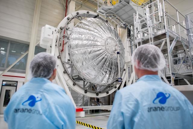 FILED - 18 November 2025, Bremen: An oxygen tank for the upper stage of an Ariane 6 launcher stands in the ArianeGroup factory. Photo: Hauke-Christian Dittrich/dpa