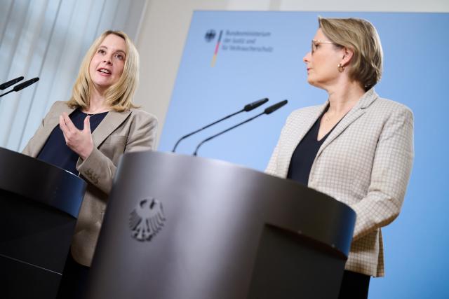 20 November 2025, Berlin: German Minister of Justice and Consumer Protection Stefanie Hubig (R) and Minister of Housing, Urban Development and Construction Verena Hubertz present key points on building type E at the Ministry of Justice. Photo: Annette Riedl/dpa