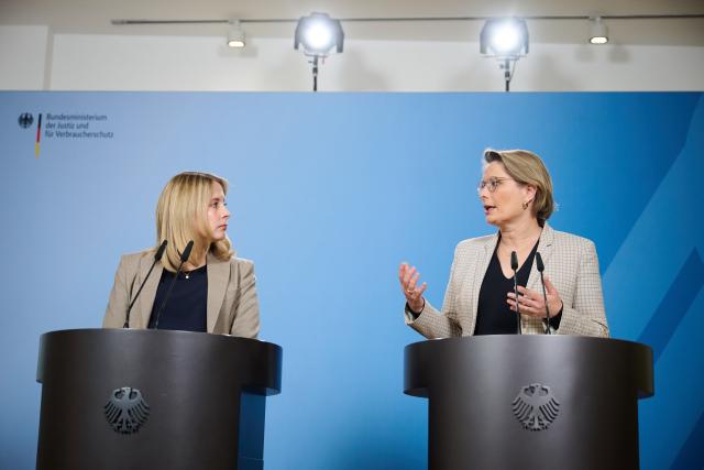 20 November 2025, Berlin: German Minister of Justice and Consumer Protection Stefanie Hubig (R) and Minister of Housing, Urban Development and Construction Verena Hubertz present key points on building type E at the Ministry of Justice. Photo: Annette Riedl/dpa