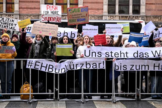 20 November 2025, Berlin: Demonstrators stand in front of the Berlin House of Representatives and protest against cuts to midwifery courses and for better working conditions for midwives. Photo: Britta Pedersen/dpa