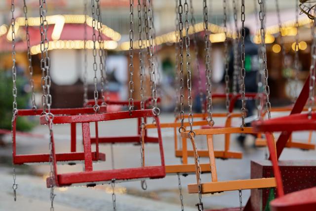 20 November 2025, Saxony-Anhalt, Magdeburg: A chain carousel is pictured at the Magdeburg Christmas Market 2025. Due to safety concerns, it was unclear for a long time whether the market would be allowed to open this year. Photo: Matthias Bein/dpa