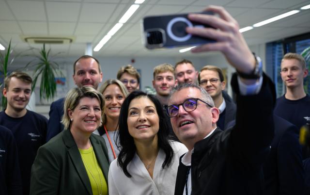 20 November 2025, Saxony, Chemnitz: Stephan Lowis (R), CEO of envia Mitteldeutsche Energie AG, takes a selfie with Katherina Reiche (C), German Minister for Economic Affairs and Energy, and employees at the envia training center. Reiche visited the energy supplier and toured the envia training center. Photo: Hendrik Schmidt/dpa
