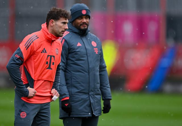 20 November 2025, Bavaria, Munich: FC Bayern Munich's Coach Vincent Kompany  leads the training session alongside Leon Goretzka in a training session ahead of Saturday's German Bundesliga soccer match against SC Freiburg, at the Saebener Strasse training ground. Photo: Sven Hoppe/dpa