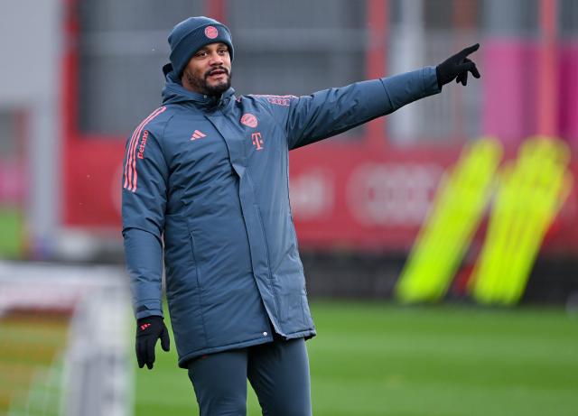 20 November 2025, Bavaria, Munich: FC Bayern Munich's Coach Vincent Kompany watches over a training session ahead of Saturday's German Bundesliga soccer match against   SC Freiburg, at the Saebener Strasse training ground. Photo: Sven Hoppe/dpa