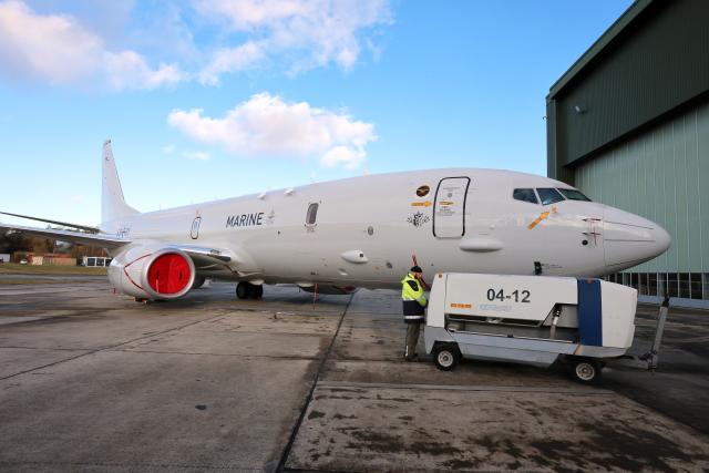 20 November 2025, Lower Saxony, Nordholz: The new P-8A Poseidon reconnaissance aircraft stands in front of a technical hangar at Nordholz airbase. The Navy's new P-8A Poseidon reconnaissance aircraft will be stationed at Nordholz Air Base near Cuxhaven. The P-8A replaces an older model with the designation P-3C Orion. Photo: Christian Butt/dpa