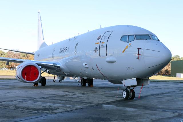 20 November 2025, Lower Saxony, Nordholz: The new P-8A Poseidon reconnaissance aircraft stands in front of a technical hangar at Nordholz airbase. The Navy's new P-8A Poseidon reconnaissance aircraft will be stationed at Nordholz Air Base near Cuxhaven. The P-8A replaces an older model with the designation P-3C Orion. Photo: Christian Butt/dpa