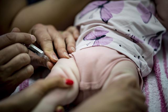 FILED - 07 June 2021, Berlin: A paediatrician administers a combination vaccination to an infant young child for basic immunization. Photo: Fabian Sommer/dpa