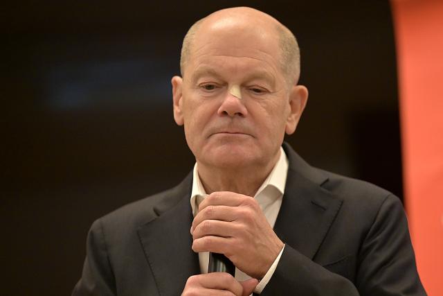 FILED - 18 November 2025, Brandenburg, Blankenfelde-Mahlow: Olaf Scholz, Former German Chancellor and Member of the Bundestag for Brandenburg, speaks to party members and guests at a constituency meeting. Photo: Michael Bahlo/dpa
