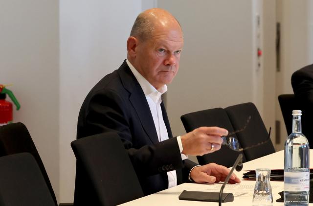 21 November 2025, Mecklenburg-Western Pomerania, Schwerin: Olaf Scholz, Former German Chancellor, arrives to testify at the committee of inquiry into the construction of Nord Stream 2. Photo: Bernd Wüstneck/dpa