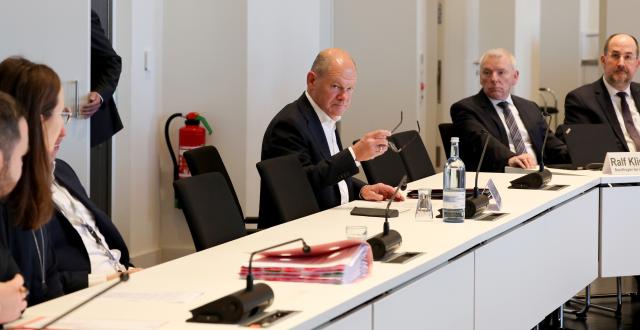 21 November 2025, Mecklenburg-Western Pomerania, Schwerin: Olaf Scholz, Former German Chancellor, arrives to testify at the committee of inquiry into the construction of Nord Stream 2. Photo: Bernd Wüstneck/dpa