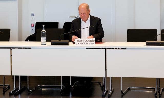 21 November 2025, Mecklenburg-Western Pomerania, Schwerin: Olaf Scholz, Former German Chancellor, arrives to testify at the committee of inquiry into the construction of Nord Stream 2. Photo: Bernd Wüstneck/dpa