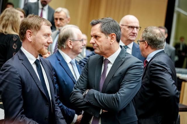 21 November 2025, Berlin: Michael Kretschmer (L), Minister President of Saxony, Reiner Haseloff (C), Minister President of Saxony-Anhalt, Olaf Lies, Minister President of Lower Saxony, and Dietmar Woidke (2nd L), Minister President of Brandenburg, attend the German Council (Bundesrat) meeting in Berlin. Photo: Kay Nietfeld/dpa