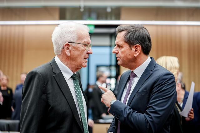 21 November 2025, Berlin: Winfried Kretschmann, Minister President of Baden-Wuerttemberg, and Olaf Lies, Minister President of Lower Saxony, attend the German Council (Bundesrat) meeting in Berlin. Photo: Kay Nietfeld/dpa