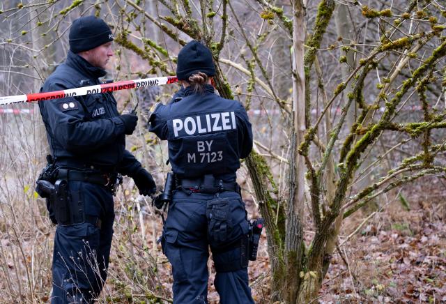 21 November 2025, Bavaria, Neuried: German Police officers prepare to search a wooded area in Forstenrieder Park. A walker had found a woman's body in Forstenrieder Park the day before. According to initial assessments, an act of violence cannot be ruled out. Photo: Sven Hoppe/dpa
