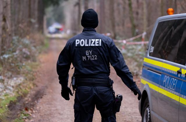 21 November 2025, Bavaria, Neuried: German Police officers prepare to search a wooded area in Forstenrieder Park. A walker had found a woman's body in Forstenrieder Park the day before. According to initial assessments, an act of violence cannot be ruled out. Photo: Sven Hoppe/dpa