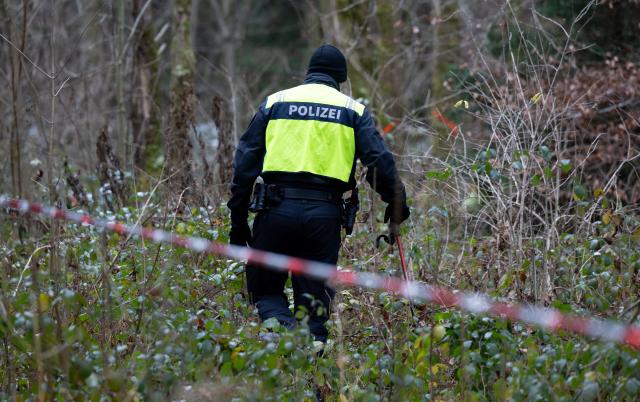 21 November 2025, Bavaria, Neuried: German Police officers prepare to search a wooded area in Forstenrieder Park. A walker had found a woman's body in Forstenrieder Park the day before. According to initial assessments, an act of violence cannot be ruled out. Photo: Sven Hoppe/dpa
