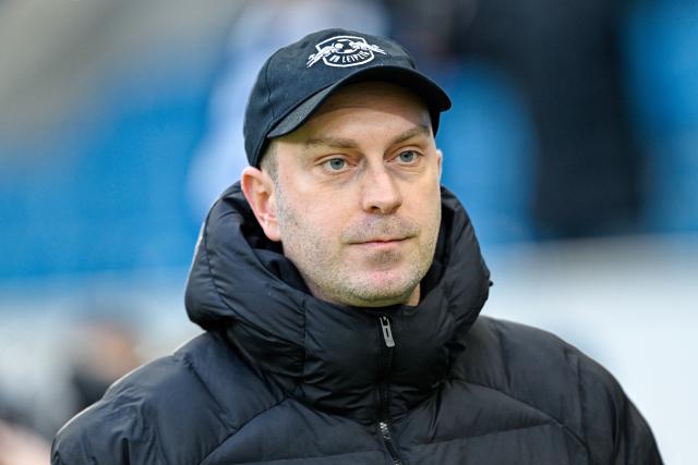 FILED - 08 November 2025, Baden-Wuerttemberg, Sinsheim: Leipzig coach Ole Werner arrives at the stadium ahead of the German Bundesliga soccer match between TSG 1899 Hoffenheim and RB Leipzig at PreZero Arena. Photo: Uwe Anspach/dpa - IMPORTANT NOTICE: DFL and DFB regulations prohibit any use of photographs as image sequences and/or quasi-video.