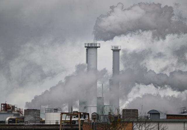 FILED - 31 January 2024, Brandenburg, Schwedt: Smoke rises from the chimneys of a paper mill. Photo: Patrick Pleul/dpa