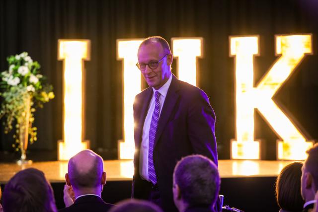 21 November 2025, North Rhine-Westphalia, Arnsberg: German Chancellor Friedrich Merz attebds the annual reception of the IHK Arnsberg, the Chamber of Commerce Arnsberg, Hellweg-Sauerland. Photo: Christoph Reichwein/dpa