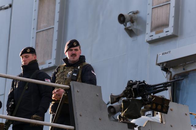 21 November 2025, Hamburg: The Royal Navy guided missile destroyer HMS Duncan arrives in the port of Hamburg and moors at the Ueberseebrücke. The HMS Duncan arrives from Portsmouth and will leave the Hanseatic city on Tuesday, November 25, at 10:00 am. Photo: Marcus Golejewski/dpa