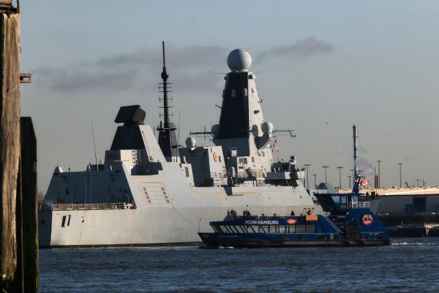 21 November 2025, Hamburg: The Royal Navy guided missile destroyer HMS Duncan arrives in the port of Hamburg and moors at the Ueberseebrücke. The HMS Duncan arrives from Portsmouth and will leave the Hanseatic city on Tuesday, November 25, at 10:00 am. Photo: Marcus Golejewski/dpa