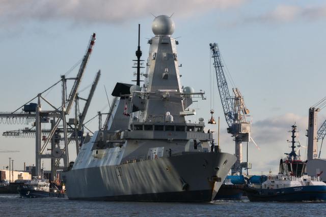 21 November 2025, Hamburg: The Royal Navy guided missile destroyer HMS Duncan arrives in the port of Hamburg and moors at the Ueberseebrücke. The HMS Duncan arrives from Portsmouth and will leave the Hanseatic city on Tuesday, November 25, at 10:00 am. Photo: Marcus Golejewski/dpa