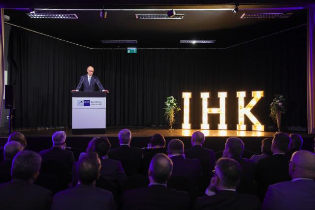 21 November 2025, North Rhine-Westphalia, Arnsberg: German Chancellor Friedrich Merz delivers a speech at the annual reception of the IHK Arnsberg, the Chamber of Commerce Arnsberg, Hellweg-Sauerland. Photo: Christoph Reichwein/dpa