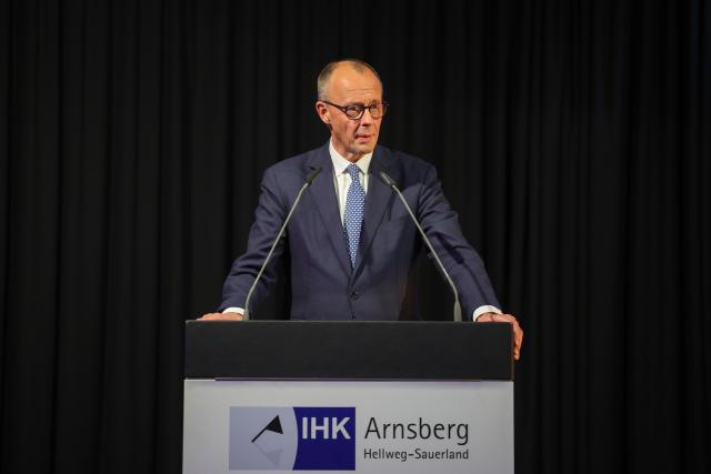 21 November 2025, North Rhine-Westphalia, Arnsberg: German Chancellor Friedrich Merz delivers a speech at the annual reception of the IHK Arnsberg, the Chamber of Commerce Arnsberg, Hellweg-Sauerland. Photo: Christoph Reichwein/dpa