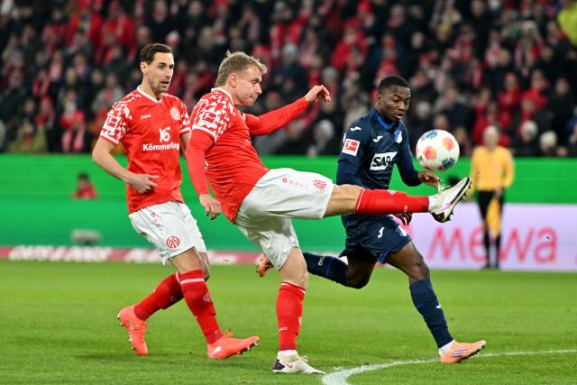 21 November 2025, Rhineland-Palatinate, Mainz: Mainz' Lennard Maloney and Dominik Kohr battle for the ball with Hoffenheim's Bazoumana Toure battle for the ball German Bundesliga FSV Mainz 05 and TSG 1899 Hoffenheim at the Mewa Arena. Photo: Torsten Silz/dpa
