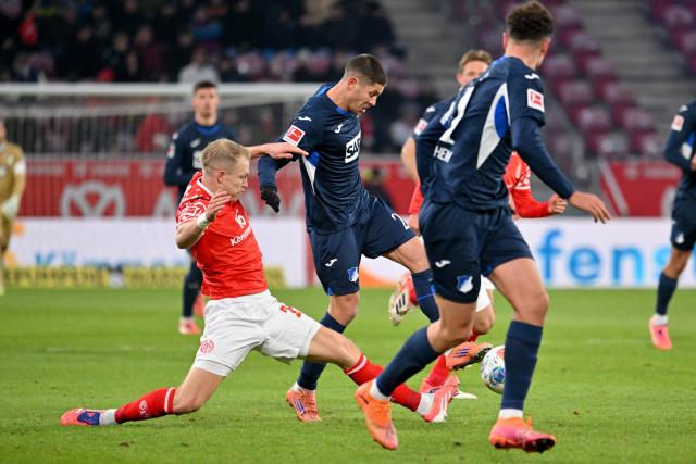 21 November 2025, Rhineland-Palatinate, Mainz: Hoffenheim's Andrej Kramaric and Mainz' Andreas Hanche-Olsen battle for the ball during the German Bundesliga FSV Mainz 05 and TSG 1899 Hoffenheim at the Mewa Arena. Photo: Torsten Silz/dpa