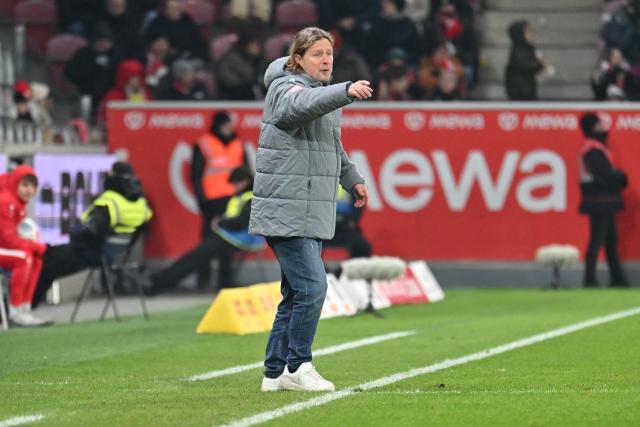 21 November 2025, Rhineland-Palatinate, Mainz: Mainz' coach Bo Henriksen gives instructions during the German Bundesliga FSV Mainz 05 and TSG 1899 Hoffenheim at the Mewa Arena. Photo: Torsten Silz/dpa
