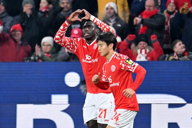 21 November 2025, Rhineland-Palatinate, Mainz: Mainz' Danny da Costa (L) celebrates scoring his side's first goal during the German Bundesliga FSV Mainz 05 and TSG 1899 Hoffenheim at the Mewa Arena. Photo: Torsten Silz/dpa