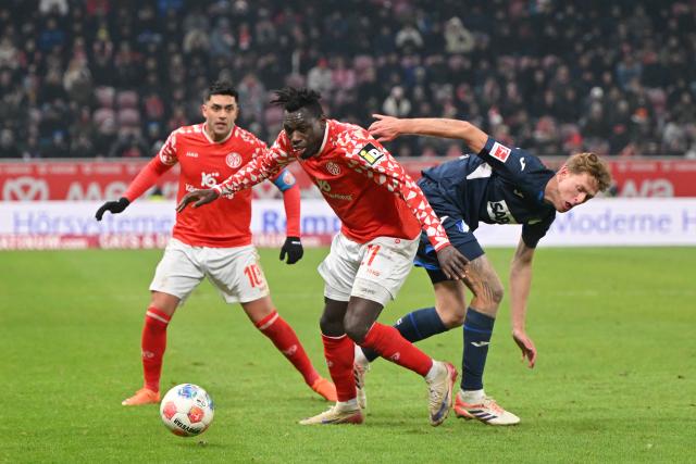 21 November 2025, Rhineland-Palatinate, Mainz: Mainz' Danny da Costa and Hoffenheim's Wouter Burger battle for the ball during the German Bundesliga FSV Mainz 05 and TSG 1899 Hoffenheim at the Mewa Arena. Photo: Torsten Silz/dpa