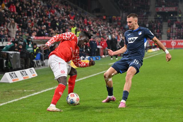 21 November 2025, Rhineland-Palatinate, Mainz: Mainz' Danny da Costa and Hoffenheim's Tim Lemperle battle for the ball during the German Bundesliga FSV Mainz 05 and TSG 1899 Hoffenheim at the Mewa Arena. Photo: Torsten Silz/dpa