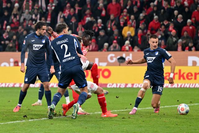 21 November 2025, Rhineland-Palatinate, Mainz: Mainz' Danny da Costa scores his side's first goal during the German Bundesliga FSV Mainz 05 and TSG 1899 Hoffenheim at the Mewa Arena. Photo: Torsten Silz/dpa