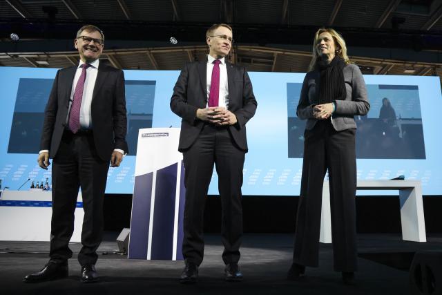 22 November 2025, Schleswig-Holstein, Neumuenster: (L-R) German Foreign Minister Johann Wadephul, Daniel Guenther, Minister President of Schleswig-Holstein, and German Minister for Family Affairs Karin Prien take to the stage at the start of the 77th Schleswig-Holstein Christian Democratic Union (CDU) state party conference. Photo: Frank Molter/dpa