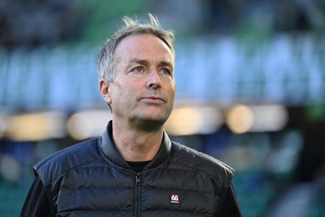 22 November 2025, Lower Saxony, Wolfsburg: Bayer Leverkusen coach Kasper Hjulmand is pictured before the during the German Bundesliga soccer match between VfL Wolfsburg and Bayer Leverkusen at the Volkswagen Arena. Photo: Swen Pförtner/dpa - IMPORTANT NOTE: In accordance with the regulations of the DFL German Football League and the DFB German Football Association, it is prohibited to utilize or have utilized photographs taken in the stadium and/or of the match in the form of sequential images and/or video-like photo series.