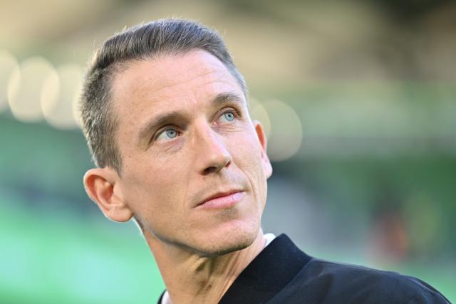 22 November 2025, Wolfsburg: Wolfsburg's coach Daniel Bauer is pictured before the German Bundesliga soccer match between 
between VfL Wolfsburg and Bayer Leverkusen at the Volkswagen Arena. Photo: Swen Pförtner/dpa - IMPORTANT NOTICE: DFL and DFB regulations prohibit any use of photographs as image sequences and/or quasi-video.