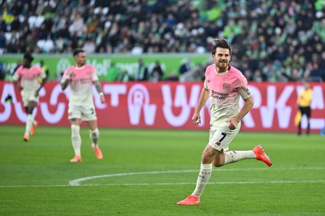 22 November 2025, Wolfsburg: Bayer Leverkusen's Jonas Hofmann celebrates scoring his side's first goal during the German Bundesliga soccer match between VfL Wolfsburg and Bayer Leverkusen at the Volkswagen Arena. Photo: Swen Pförtner/dpa - IMPORTANT NOTICE: DFL and DFB regulations prohibit any use of photographs as image sequences and/or quasi-video.