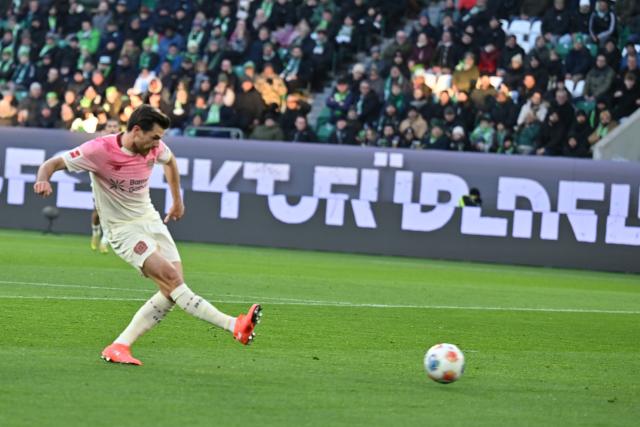 22 November 2025, Wolfsburg: Bayer Leverkusen's Jonas Hofmann scores his side's first goal during the German Bundesliga soccer match between VfL Wolfsburg and Bayer Leverkusen at the Volkswagen Arena. Photo: Swen Pförtner/dpa - IMPORTANT NOTICE: DFL and DFB regulations prohibit any use of photographs as image sequences and/or quasi-video.